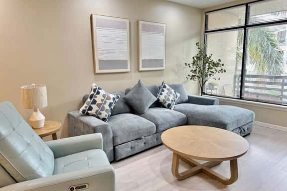 New & Cozy - Hot Jacuzzi 3BR Condo GREAT location - Imagen 1